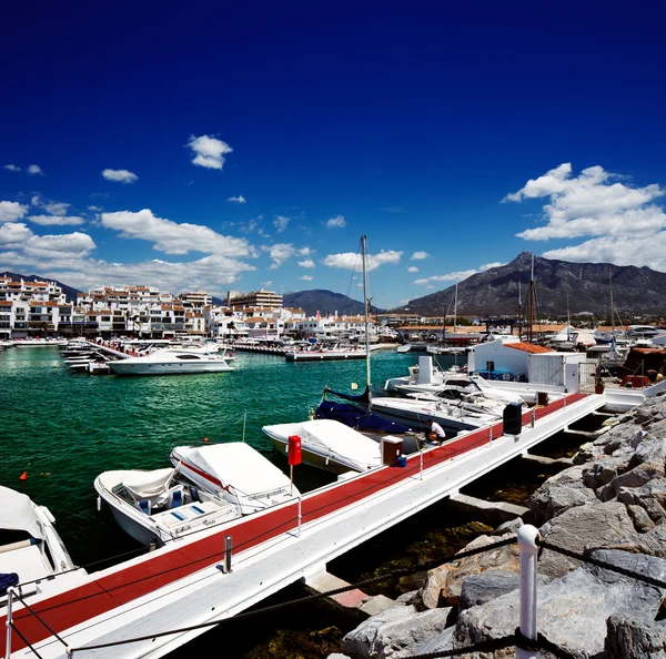 Яхты и моторные лодки класса люкс в Puerto Banus marina в Marbella, Испания — стоковое фото