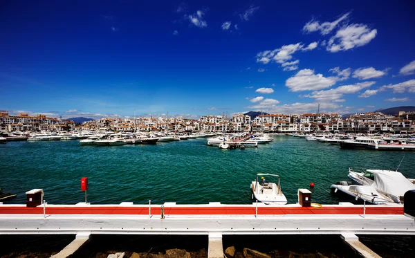 Iates de luxo e barcos a motor em Puerto Banus marina em Marbella, Espanha — Fotografia de Stock