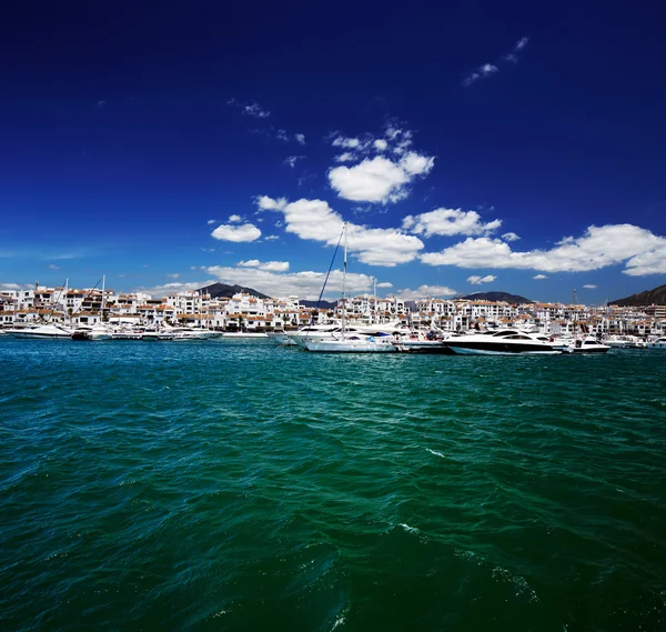 Iates de luxo e barcos a motor em Puerto Banus marina em Marbella, Espanha — Fotografia de Stock