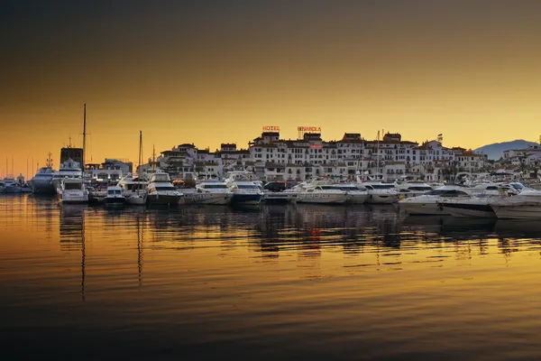 Iates de luxo e barcos a motor atracados em Puerto Banus marina em Marbella, Espanha — Fotografia de Stock