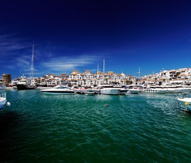 Lüks Yatlar ve motorlu teknelerin puerto banus Marina Marbella, İspanya