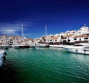 Lüks Yatlar ve motorlu teknelerin puerto banus Marina Marbella, İspanya