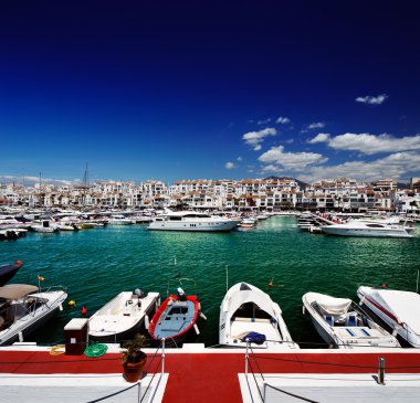 Lüks Yatlar ve motorlu teknelerin puerto banus Marina Marbella, İspanya
