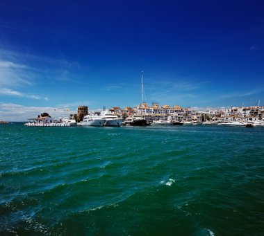 Lüks Yatlar ve motorlu teknelerin puerto banus Marina Marbella, İspanya
