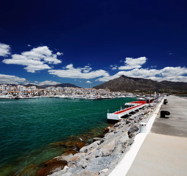 Iates de luxo e barcos a motor em Puerto Banus marina em Marbella, Espanha — Fotografia de Stock