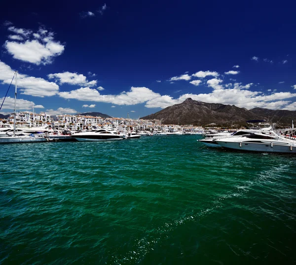 Iates de luxo e barcos a motor em Puerto Banus marina em Marbella, Espanha — Fotografia de Stock