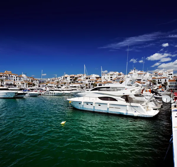 Яхты и моторные лодки класса люкс в Puerto Banus marina в Marbella, Испания — стоковое фото