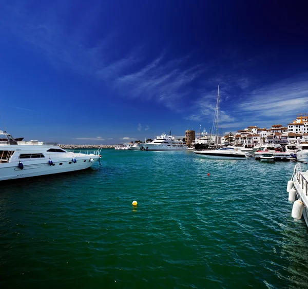 Яхты и моторные лодки класса люкс в Puerto Banus marina в Marbella, Испания — стоковое фото