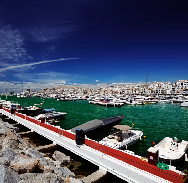 Yates y lanchas de lujo en Puerto Banús marina en Marbella, España — Foto de Stock