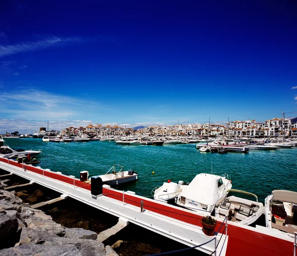 Яхты и моторные лодки класса люкс в Puerto Banus marina в Marbella, Испания — стоковое фото