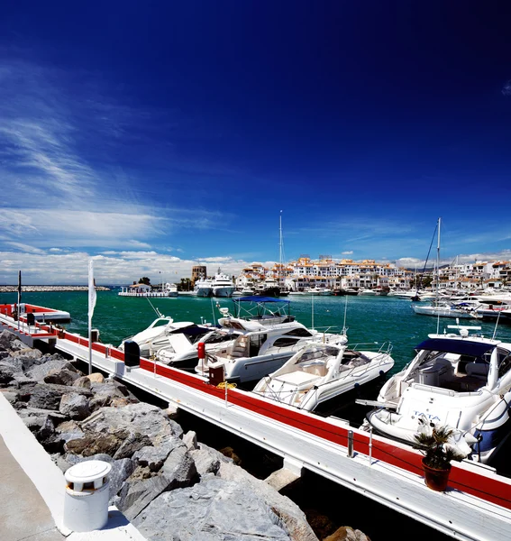 Yachts de luxe et bateaux à moteur à Puerto Banus marina à Marbella, Espagne — Photo