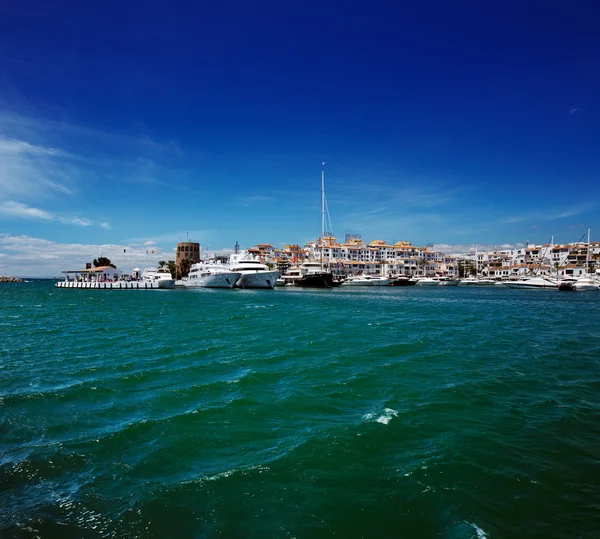 Iates de luxo e barcos a motor em Puerto Banus marina em Marbella, Espanha — Fotografia de Stock