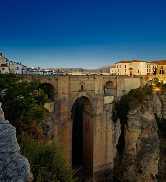 Il Ponte Nuovo nel villaggio di Ronda in Andalusia, Spagna la sera — Foto Stock