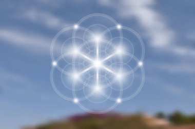 Yaşam Tohumu, Kutsal Geometri, Yaşam Çiçeği, Nilüfer Işığı Logosu Uyum ve Denge Sembolü, Parlayan Geometrik Süs, yoga, rahatlama, bulanık gökyüzü arka planında izole edilmiş vektör