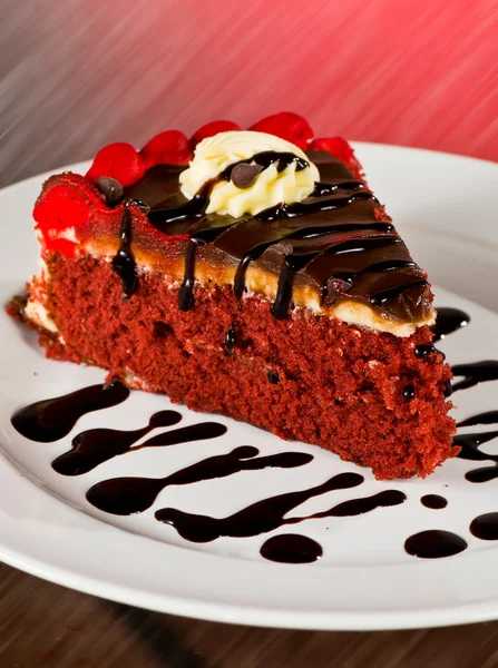 Rebanada de pastel de terciopelo rojo — Foto de Stock