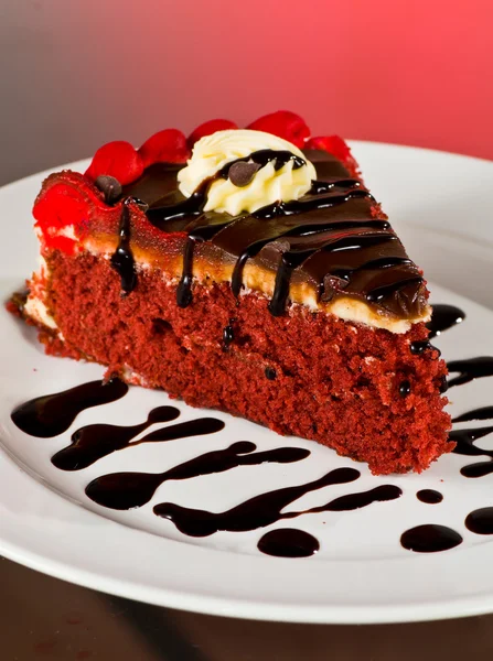 Czerwony kawałek ciasta aksamitnego — Zdjęcie stockowe