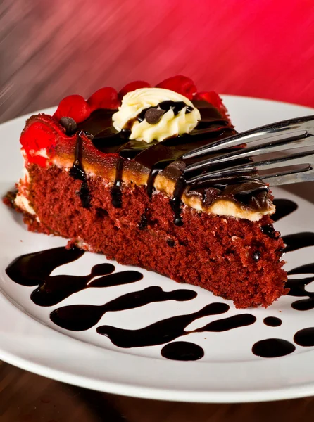 Rebanada de pastel de terciopelo rojo — Foto de Stock