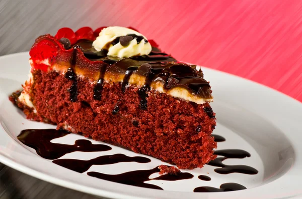 Rebanada de pastel de terciopelo rojo — Foto de Stock