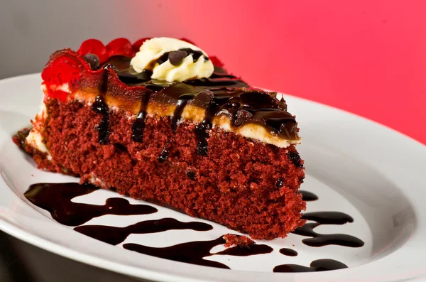 Rebanada de pastel de terciopelo rojo — Foto de Stock