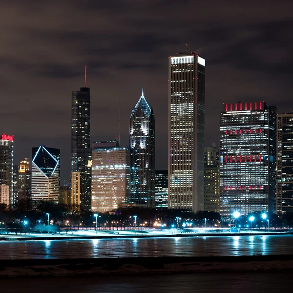 Центральный Чикаго ночью. — стоковое фото