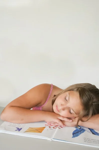 Vrij preteen meisje in slaap op huiswerk — Stockfoto