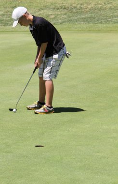 genç erkek golfçü batan putt