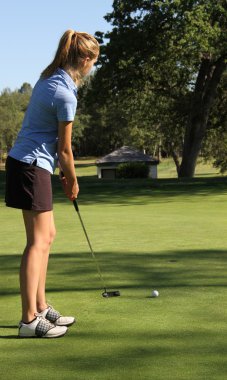 Ana sayfa koyarak kadın teen golfçü