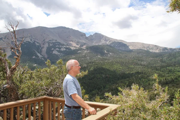 Senior on mountain overlook — Stock Photo, Image