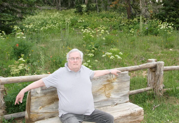 Vyděšený starý muž na lavičce v parku — Stock fotografie