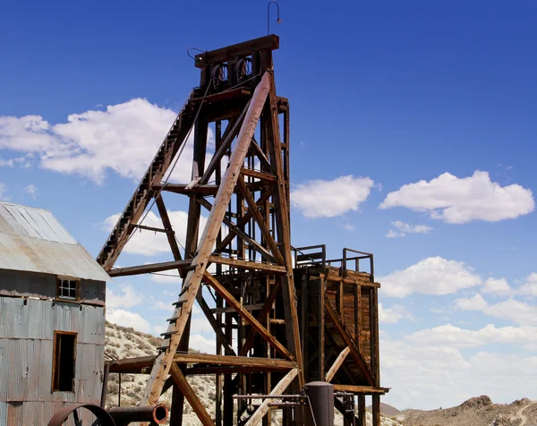 Goud en zilver mine shaft hoofd frame — Stockfoto