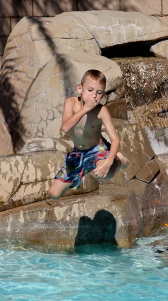 Chłopiec, skoki do basenu — Zdjęcie stockowe