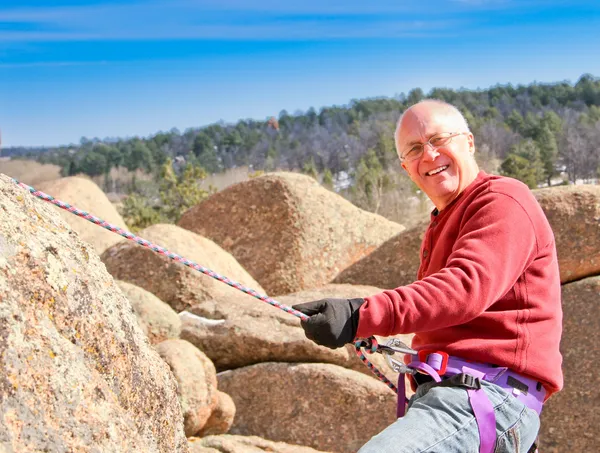 Rock Repelling senior male 2 — Stock Photo, Image