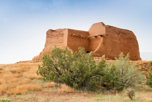 Misión de adobe antigua en decadencia — Foto de Stock