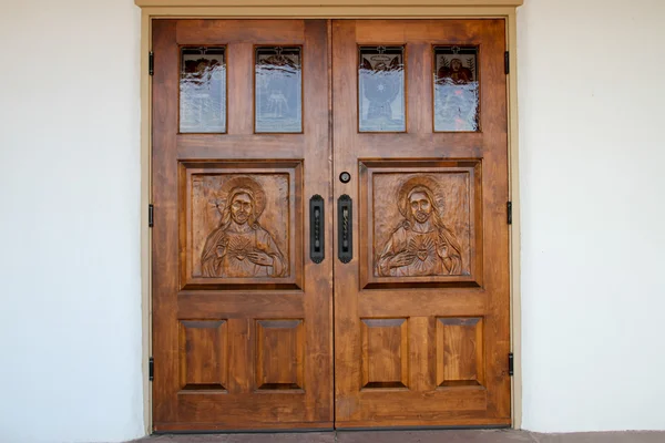 Gesù intagliato a mano sulle porte della chiesa in legno — Foto Stock