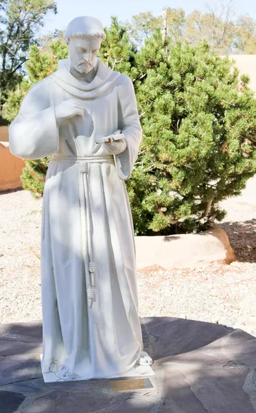 Weiße Statue von Franz von Assisi — Stockfoto