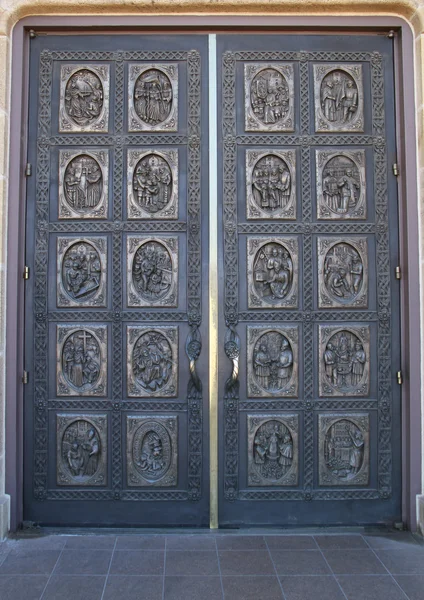 历史的青铜大教堂门 — 图库照片
