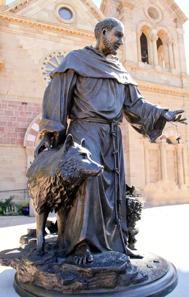 Lebensgroße Bronzestatue des hl. Franziskus — Stockfoto