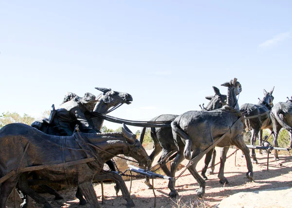 Zwarte bronzen mule trein standbeeld 1 — Stockfoto