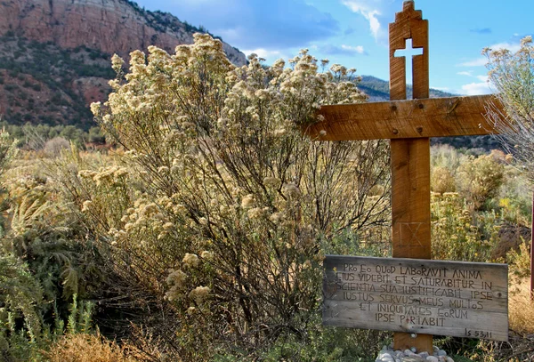 Croix sculptée à la main dans le désert — Photo