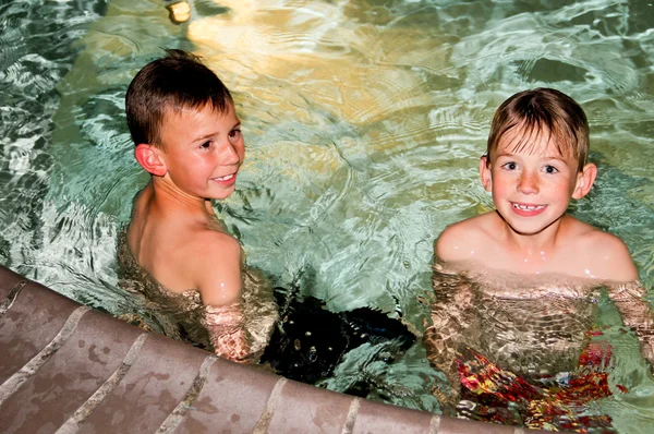 Мальчики, играющие в бассейне — стоковое фото