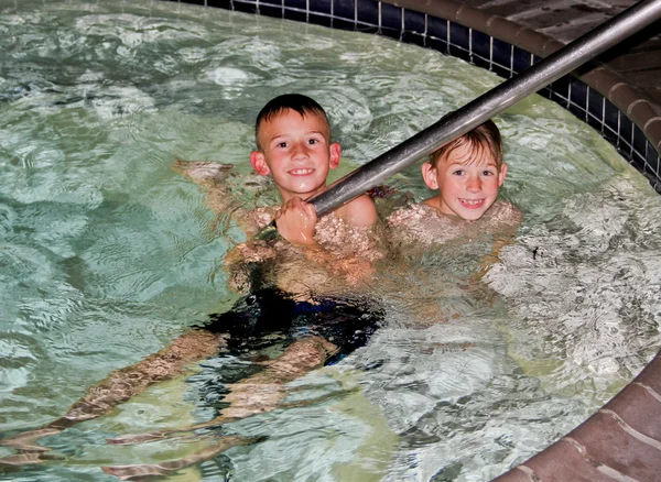 Meninos brincando na piscina — Fotografia de Stock