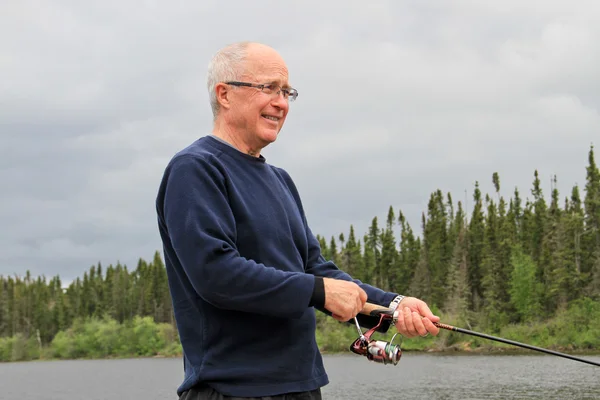 Aposentado Sênior pesca lago Masculino — Fotografia de Stock