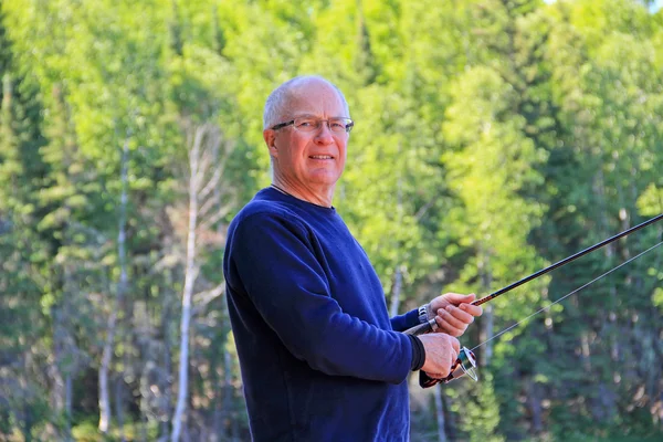 Pensionerade ledande manliga insjöfiske — Stockfoto