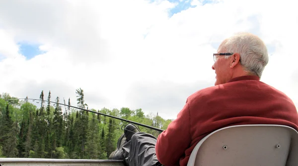 Wędkarstwo Jeziorowe starszy mężczyzna na emeryturze — Zdjęcie stockowe