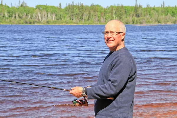 Wędkarstwo Jeziorowe starszy mężczyzna na emeryturze — Zdjęcie stockowe