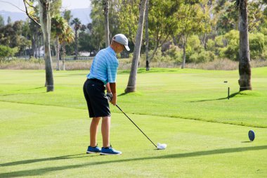 erkek genç golfçü sürüş