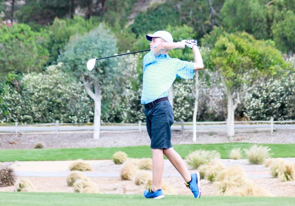 Manlig tonåring golfspelare körning — Stockfoto