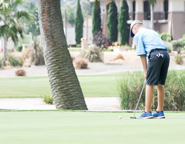 Erkek genç golfçü vurmak için hazırlanıyor — Stok fotoğraf