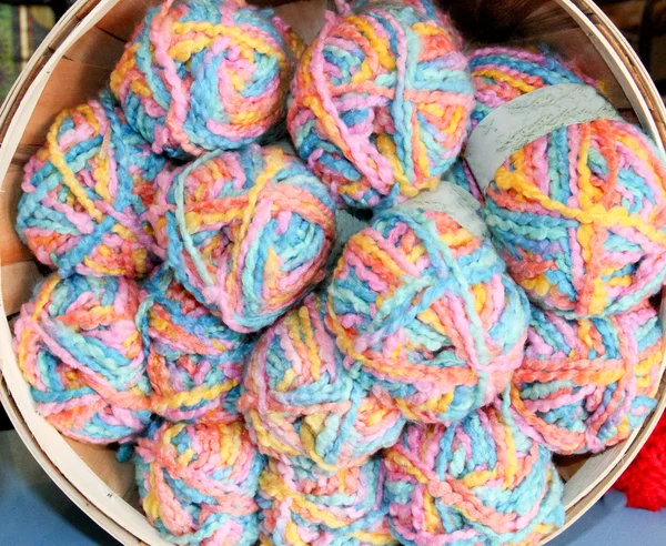 Baby blanket yarn in a round basket — Stock Photo, Image