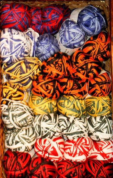 Brillante color abigarrado hilado madejas — Foto de Stock